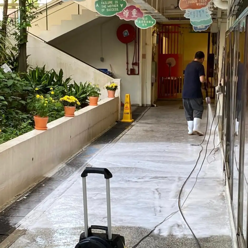 噴灑清潔劑以清洗學校走廊